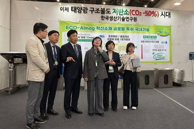 하언태 MHP 회장(왼쪽 세번째)이 23일 태양광 전시 부스를 방문한 양금희 경상북도 경제부지사(네번째)에게 에코-알막 소재 기술 소개와 함께 저탄소 태양광 구조물 확산과 필요성에 대해 설명을 하고 있다. MHP는 22일부터 24일까지 대구 EXCO에서 열리는 신재생에너지 전시회인 ‘제23회 국제 그린 에너지 엑스포’에 참가하고 있다. MHP 제공