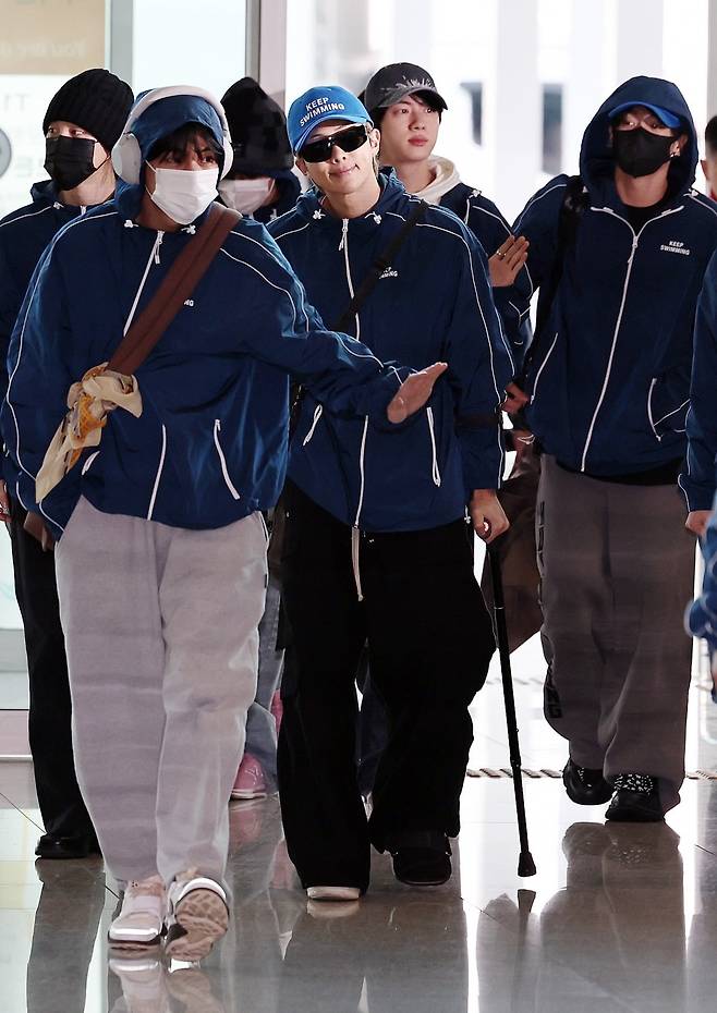 그룹 방탄소년단(BTS)이 22일 오전 인천국제공항을 통해 미국 뉴욕으로 출국하고 있다. 사진=뉴스1