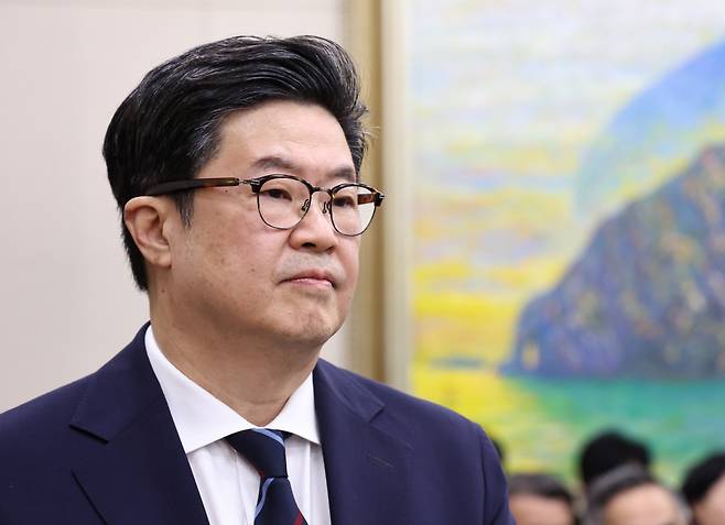 김병주 MBK파트너스 회장이 지난해 10월 국회에서 열린 정무위원회 국정감사에 증인출석해 질의를 듣고 있다. 뉴스1