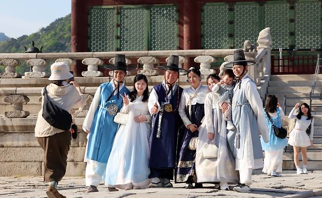 서울 경복궁을 찾은 관광객들이 기념 촬영을 하며 추억을 남기고 있다. 사진=최혁 기자