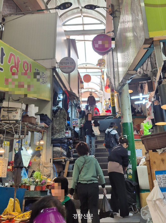 부산 북갑 선거구에 위치한 구포시장에 부산 시민들이 장을 보고 있다. 이예슬 기자