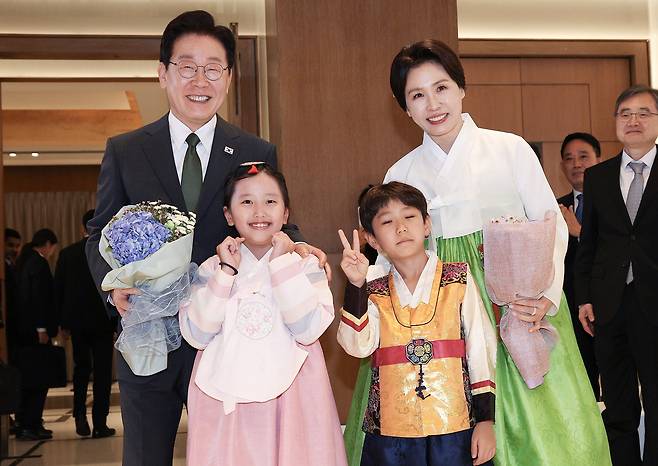 이재명 대통령과 김혜경 여사가 19일 인도 뉴델리 한 호텔에서 열린 인도 동포 간담회에 참석해 화동에게 꽃다발을 전달받은 뒤 기념촬영을 하고 있다. 2026.04.19 이준헌 기자