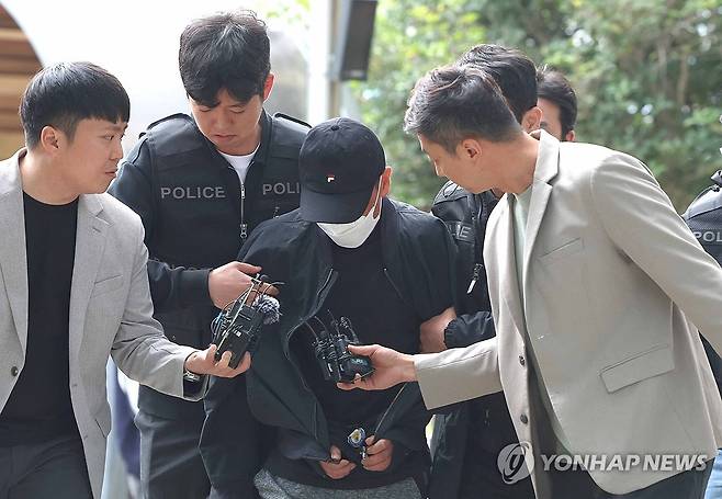 화물연대본부 집회 현장에서 화물차를 몰아 노조원을 치어 숨지게 한 혐의(살인 등)를 받는 비조합원 운전자 A씨가 구속 전 피의자 심문(영장실질심사)을 받기 위해 23일 창원지법 진주지원에 출석하고 있다. 연합뉴스