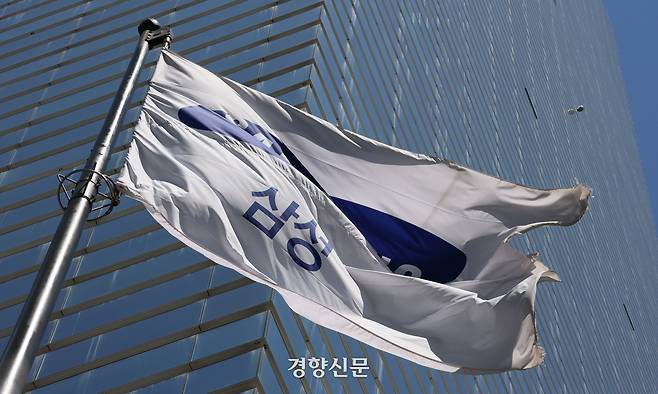 삼성전자가 1분기 매출액 133조 원, 영업이익 57조 2천억 원으로 역대 최대 실적을 기록한 7일 삼성전자 서초사옥에서 깃발이 바람에 나부끼고 있다. 2026.4.7 성동훈 기자