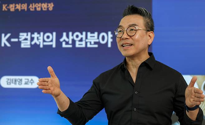 ‘K-컬처의 산업현장’을 주제로 열정적으로 강의하고 있는 김태영 동문. 거친 들판에서 스스로 2번 콩의 길을 택했던 그가 이제는 새로운 도전을 시작하는 후배들 앞에 서서 그 길을 먼저 걸어온 선배로서 희망의 콩나무가 되고 있다.