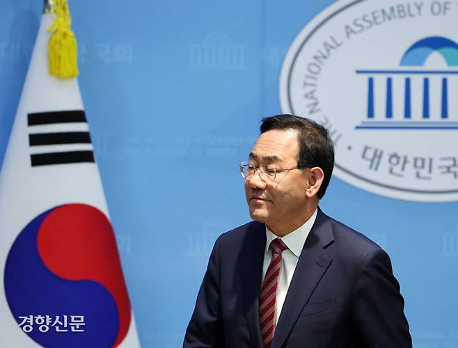주호영 국민의힘 의원이 23일 불출마 기자회견을 마친 후 퇴장하고 있다.  박민규 선임기자