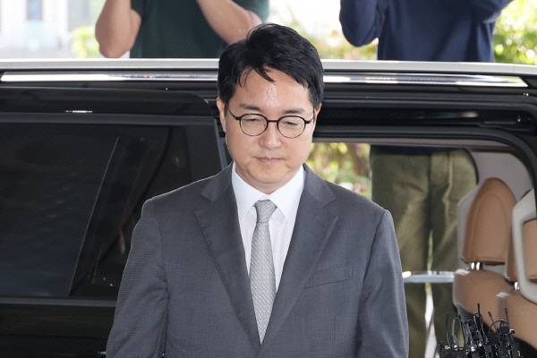 심우정 전 검찰총장이 지난 9월 21일 서울고검에 마련된 조은석 내란특별검사팀 사무실에 윤석열 전 대통령 구속 취소 당시 즉시항고를 하지 않은 경위와 관련 조사를 위해 피고발인 신분으로 출석하고 있다. 연합뉴스