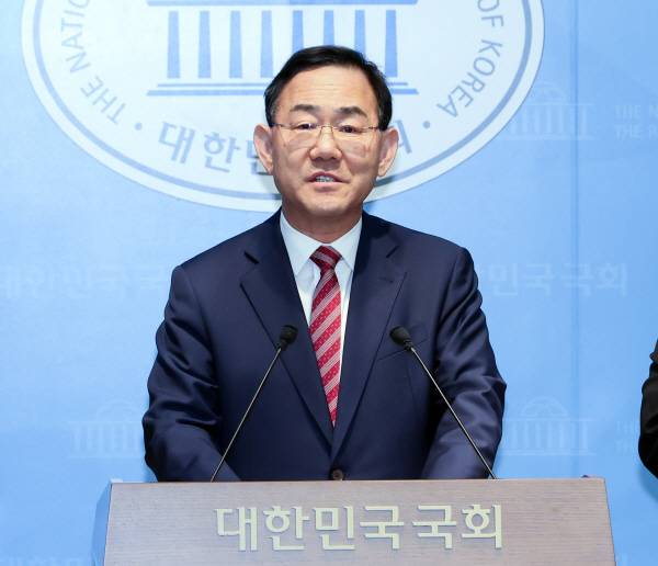 국민의힘 대구시장 공천을 신청했다 ‘컷오프’(공천배제)된 6선 주호영 의원이 23일 국회 소통관에서 기자회견을 열고 6·3 지방선거 대구시장 불출마를 선언하고 있다. 연합뉴스