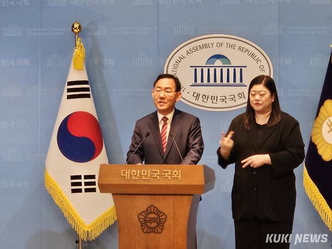 주호영 국민의힘 의원이 23일 국회에서 기자회견을 열고 대구시장 선거 불출마를 선언하고 있다. 이은서 기자