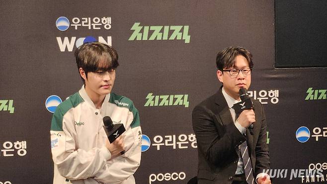 ‘기드온’ 김민성(왼쪽)과 김상수 감독이 23일 오후 5시 서울 종로구 LCK 아레나에서 열린 디플러스 기아와의 2026 LoL 챔피언스 코리아(LCK) 정규 시즌 1라운드 경기가 끝난 뒤 기자회견에 참석하고 있다. 송한석 기자