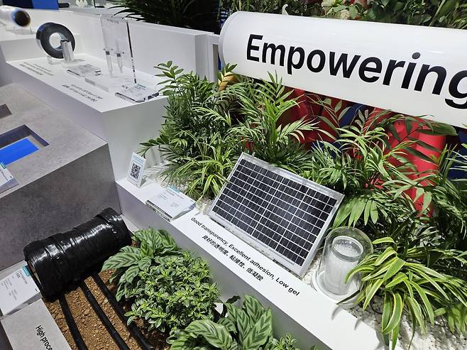 '차이나 플라스 2026'에 참여한 롯데케미칼 부스의 산업별 기능성 소재 테마 전시 공간. 상하이=박상은 기자