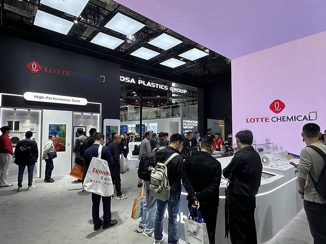 지난 21일 '차이나 플라스 2026' 롯데케미칼 부스 전경. 롯데케미칼 제공