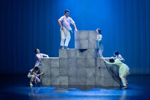 경기도무용단이 5월2~3일 공연하는 ‘꺅콩이와 깜찍이’ 무대 모습. 경기아트센터 제공