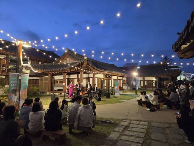 5월부터 10월까지 매주 금·토·일 수원전통문화관에서 음악과 전통 체험이 결합된 야외 상설 프로그램 ‘한옥에서 노는 주말’이 열린다. 수원문화재단 제공