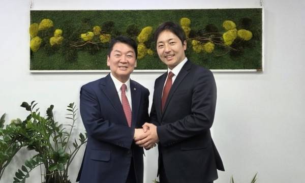 국민의힘 경기도지사 경선후보 이성배(오른쪽)가 23일 안철수 의원을 만나 기념사진을 촬영하고 있다. 안 의원 페이스북 갈무리