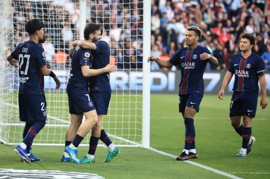 흐비차 크바라츠헬리아(7번)의 쐐기 골에 기뻐하는 PSG 선수들. / 사진=연합뉴스