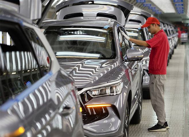 BYD 정저우 공장에서 한 근로자가 차를 살펴보고 있다. [신화연합뉴스]