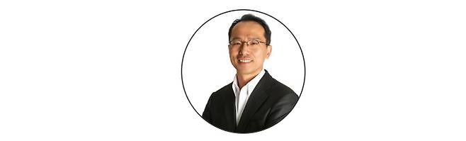 홍영학 글쓴이 홍영학은 삼성물산과 Nissan US에서 데이터 분석과 최적화를 담당하였고, 마제스티골프를 거쳐 현재 프리미엄 퍼팅 훈련 도구인 웰펏, 퍼팅 분석 전문 장비 퀸틱, 가슨 퍼터 그립 등 퍼팅 전문 브랜드를 전개하고 있다. 또한 퍼팅 데이터 분석과 훈련방법에 관한 교육 전문가로도 활동하고 있다.