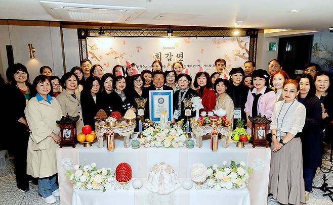 지난 22일 서울 강남구 삼성동에서 열린 회갑연에서 구자관 삼구아이앤씨  책임대표사원과 환갑을 맞은 구성원들이 기념 사진을 찍고 있다. <삼구아이앤씨>