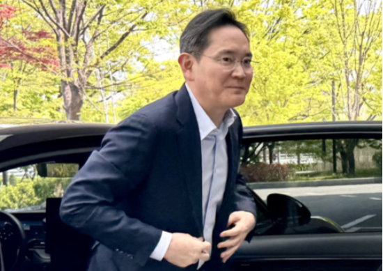 이재용 삼성전자 회장이 인도·베트남 경제사절단 동행을 위해 19일 서울 강서구 서울김포비즈니스항공센터(SGBAC)를 통해 출국하고 있다. [연합뉴스]