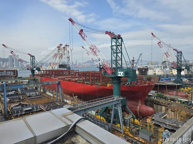 20일 부산 영도구 HJ중공업 영도조선소. 건조중인 컨테이너선의 모습./사진=김도균 기자