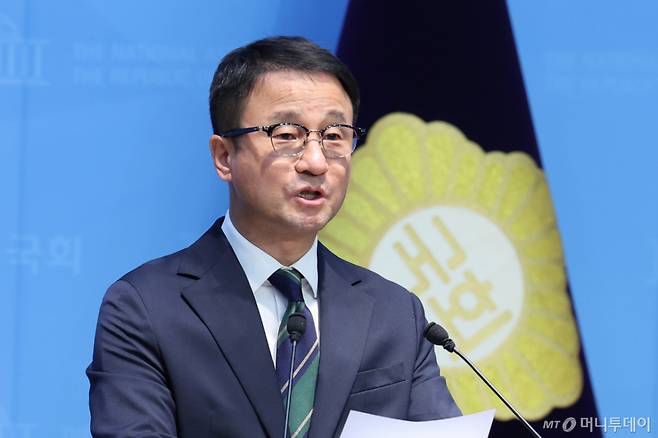 (서울=뉴스1) 신웅수 기자 = 한병도 더불어민주당 의원이 23일 서울 여의도 국회 소통관에서 원내대표 출마 기자회견을 하고 있다. 2026.4.23/뉴스1  Copyright (C) 뉴스1. All rights reserved. 무단 전재 및 재배포,  AI학습 이용 금지. /사진=(서울=뉴스1) 신웅수 기자