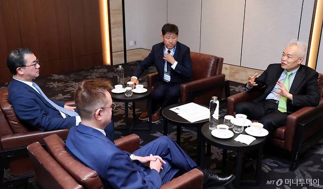 백용호 머니투데이 명예회장(글로벌코리아인사이츠 이사장, 사진 오른쪽 첫번째)이 23일 영등포구 여의도동 콘래드 서울호텔에서 앤소니 킴 헤리티지재단 국제경제 선임연구원 및 국제협력매니저(왼쪽 첫번째), 나일 가디너 헤리티지재단 마가렛 대처 자유 센터장(왼쪽 두번째)과 대담을 하고 있다. /사진=김창현 기자 chmt@