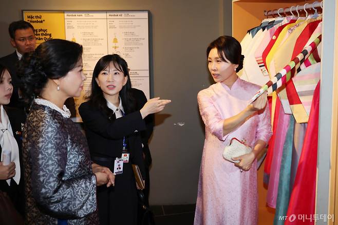 [하노이=뉴시스] 고범준 기자 = 김혜경 여사와 또 럼 베트남 당 서기장 겸 국가주석 부인 응오 프엉 리 여사가 23일(현지 시간) 베트남 하노이 민족학 박물관에서 열린 친교 일정에서 한복 전시품을 관람하고 있다.  김 여사가 착용한 옷은 응오 프엉 리 여사가 선물한 베트남 전통 의상 아오자이다. 2026.04.23. bjko@newsis.com /사진=