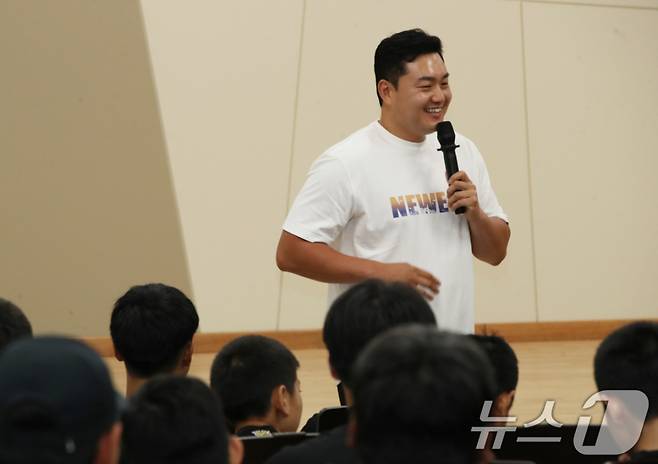 최지만 선수가 2024년11월1일 오후 제주고등학교에서 제주고, 제주제일중학교 학생 선수들을 만나 조언을 건네고 있다. /사진=뉴스1