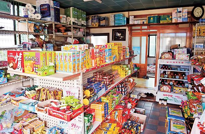 올레길 1코스가 지나는 종달리의 구멍가게 승희상회. 한때 아이들이 북적대던 ‘학교 앞 문방구’였다.