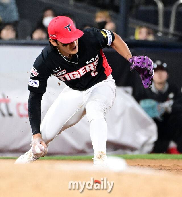 KIA 김도영이 사타구니에 타구를 맞았지만 집중력을 발휘해 수비를 이어가고 있다 / 수원 = 유진형 기자 zolong@mydaily.co.kr