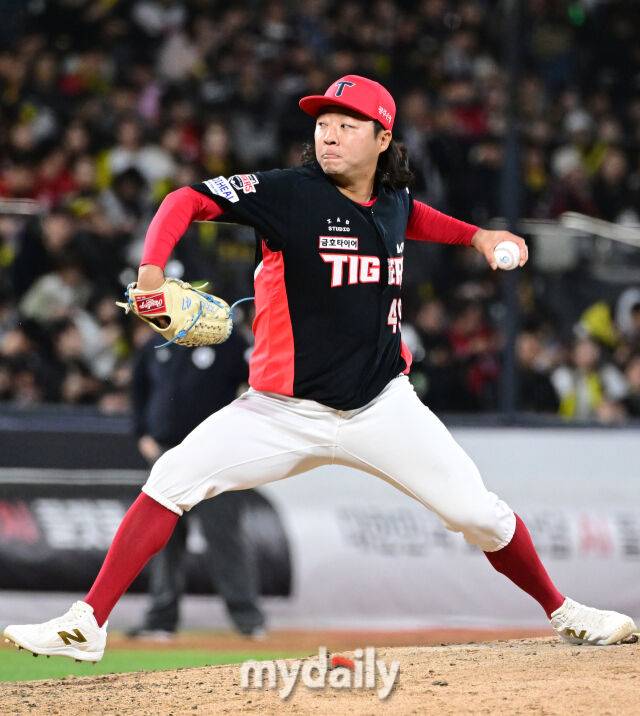 2026년 4월 22일 오후 경기도 수원KT위즈파크에서 열린 '2026 신한 SOL KBO리그' KIA 타이거즈와 KT 위즈의 경기. KIA 김범수가 7회말 구원등판해 역투하고 있다./수원=유진형 기자 zolong@mydaily.co.kr