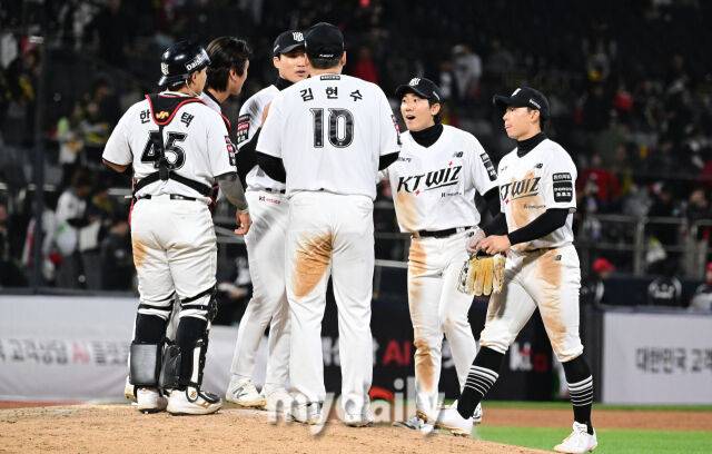 2026년 4월 22일 오후 경기도 수원KT위즈파크에서 열린 '2026 신한 SOL KBO리그' KIA 타이거즈와 KT 위즈의 경기. KT가 8-3으로 승리한 뒤 기뻐하고 있다./수원 = 유진형 기자