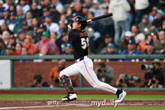 이정후가 22일 LA 다저스전에서 1회 타격하고 있다./게티이미지코리아