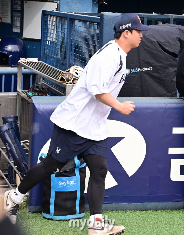 1군에 복귀한 한화 노시환이 훈련을 위해 그라운드로 나서고 있다./잠실=유진형 기자