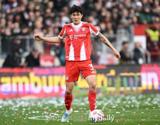 22일 비인스포츠 보도에 따르면 페네르바체 복귀설에 휩싸인 김민재가 바이에른 뮌헨 잔류를 원하는 것으로 알려졌다. 김민재가 지난 11일 장크트파울리와 경기에서 드리블을 하고 있다./게티이미지코리아