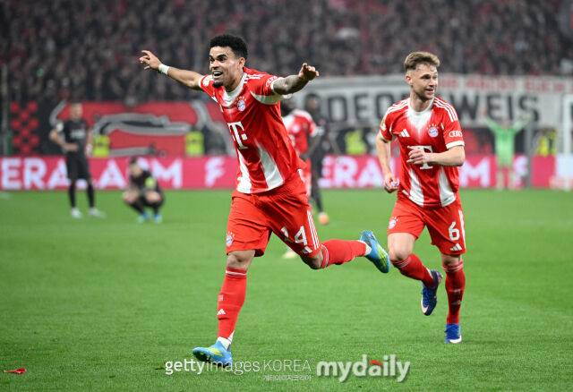 바이에른 뮌헨의 디아스가 레버쿠젠과의 2025-26시즌 DFB포칼 4강전에서 골을 터뜨린 후 환호하고 있다./게티이미지코리아