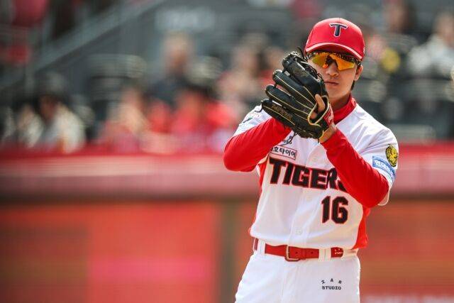 KIA 타이거즈 윤도현이 광주 KIA챔피언스필드에서 열린 홈 경서 수비 도중 박수를 치고 있다. 시즌 초반의 모습이다./KIA 타이거즈 제공