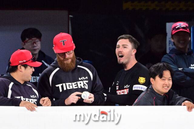 KIA 동료들이 데일의 첫 홈런에 침묵 세리머니를 하고 있다 / 수원 = 유진형 기자 zolong@mydaily.co.kr