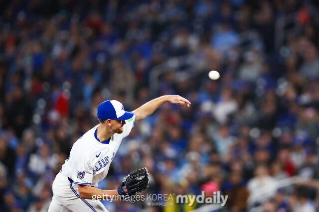 토론토 블루제이스 에릭 라우어가 캐나다 온타리오주 토론토 로저스타디움에서 투구하고 있다. 2026시즌 초반의 모습이다./게티이미지코리아