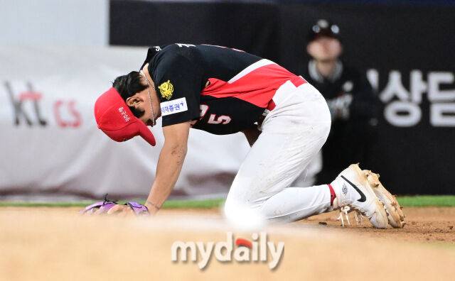 2026년 4월 22일 오후 경기도 수원KT위즈파크에서 열린 '2026 신한 SOL KBO리그' KIA 타이거즈와 KT 위즈의 경기. KIA 3루수 김도영이 7회말 2사 만루서 KT 한승택의 3루수 앞 땅볼 때 KT 2루 주자 장성우와 충돌한 뒤 고통을 호소하고 있다./마이데일리