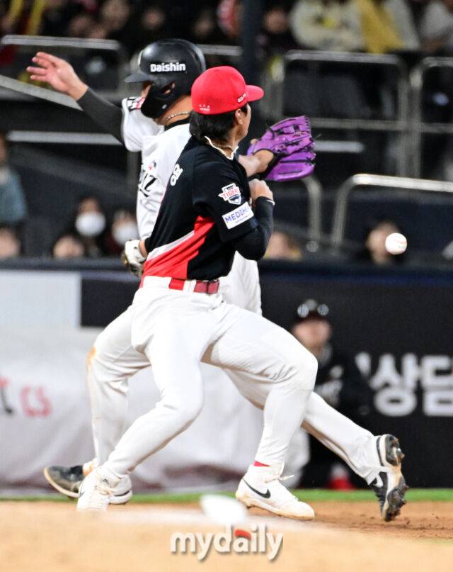 2026년 4월 22일 오후 경기도 수원KT위즈파크에서 열린 '2026 신한 SOL KBO리그' KIA 타이거즈와 KT 위즈의 경기. KIA 3루수 김도영이 7회말 2사 만루서 KT 한승택의 3루수 앞 땅볼 때 KT 2루 주자 장성우와 충돌하고 있다./마이데일리