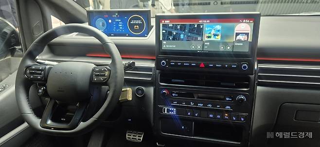 23일 출시된 현대차의 ‘더 뉴 스타리아 리무진’의 실내 모습. 정경수 기자