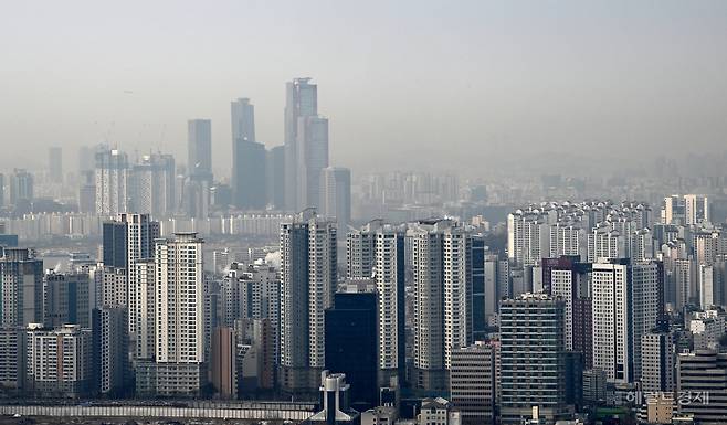 5일 서울 용산구 남산 전망대에서 마포구와 영등포구 일대 아파트와 빌딩들이 보이고 있다. 임세준 기자