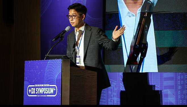 지난해 11월 서울 서초구 양재동 엘타워 오르체홀에서 열린 ‘헬스케어 에코시스템 심포지엄’에서 신중현 교보라이프플래닛생명 디지털전략실장이 발표하는 모습 [교보생명 제공]