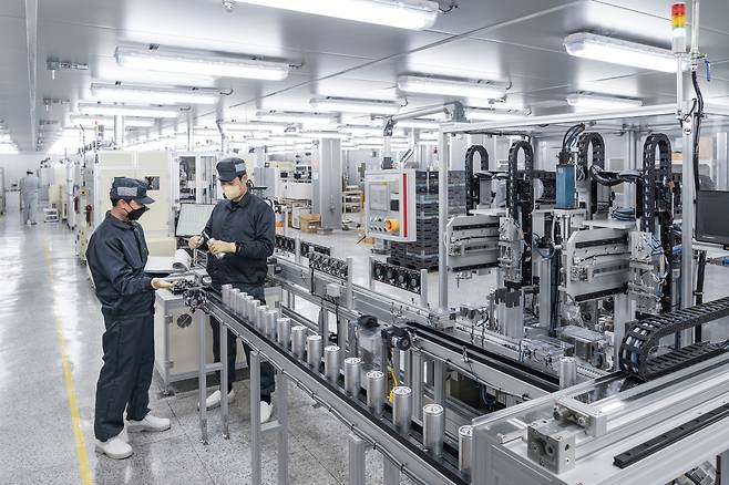 LS머트리얼즈 직원들이 군포공장에서 캐패시터를 생산하고 있다. [LS머트리얼즈 제공]