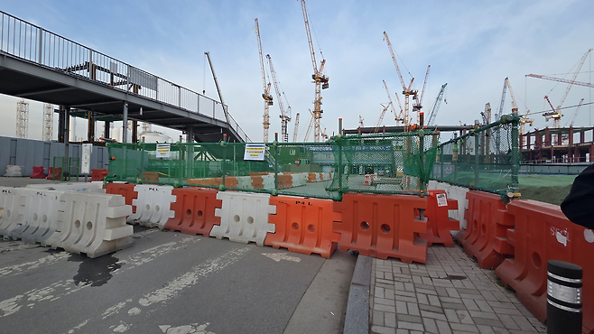 23일 오후 삼성전자 노조 집회로 4만명 가량이 운집할 것으로 예상되면서, 삼성전자 평택캠퍼스 P5팹 게이트가 막혀있다. 이날 현장의 일부 인원은 하루 휴무에 들어가고 일대 8차선 도로가 막히면서 화물차 등의 접근도 어려워 공사에 차질이 예상된다. 박지영 기자