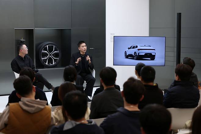 지난 22일 서울 ‘스페이스 서울’에서 폴스타코리아가 ‘에이 퍼스펙티브’ 시즌1 단행본 출간 기념 행사를 열고 있다. [폴스타코리아 제공]