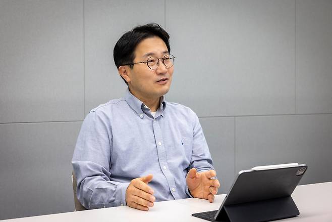 김영욱 현대트랜시스 DX추진실장 상무가 지난달 31일 경기 화성시 현대트랜시스 동탄시트연구센터에서 AI 전환 전략에 대해 설명하고 있다. [현대트랜시스 제공]