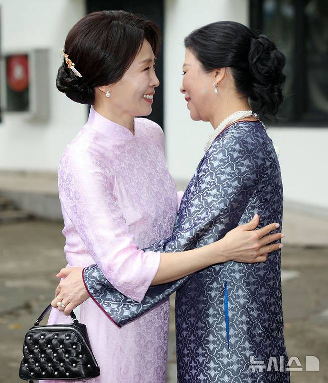 [하노이=뉴시스] 고범준 기자 = 김혜경 여사와 또 럼 베트남 당 서기장 겸 국가주석 부인 응오 프엉 리 여사가 23일(현지 시간) 베트남 하노이 민족학 박물관에서 열린 친교 일정에서 포옹하고 있다.김 여사가 착용한 옷은 응오 프엉 리 여사가 선물한 베트남 전통 의상 아오자이다. 2026.04.23. bjko@newsis.com